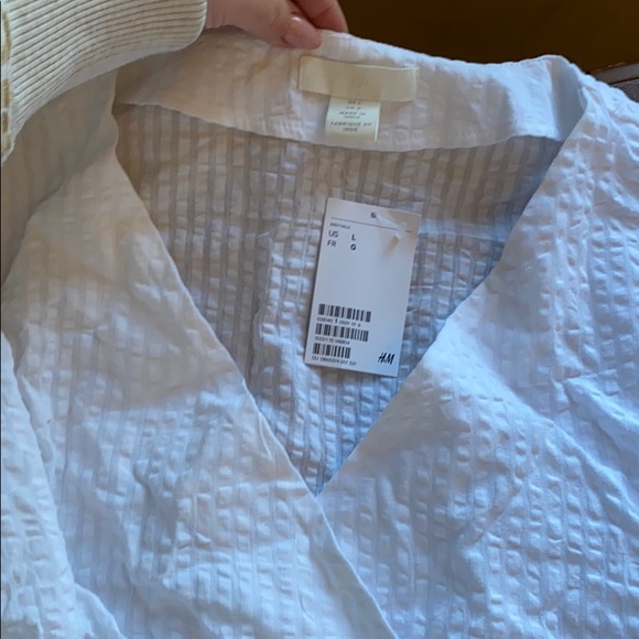 White blouse - Picture 2 of 3